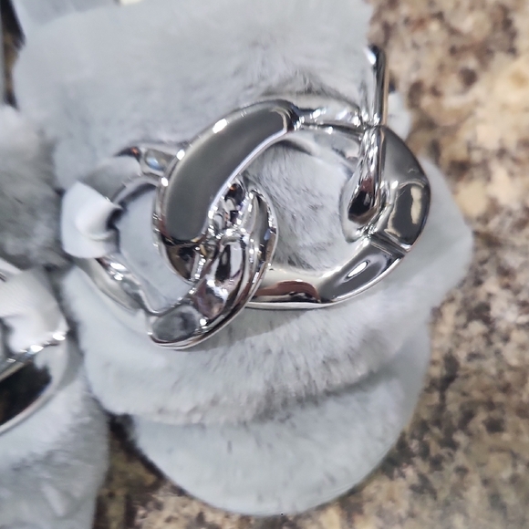 Jessica Simpson Silver and Gray Plush Slippers Size 6-7 - Picture 9 of 10